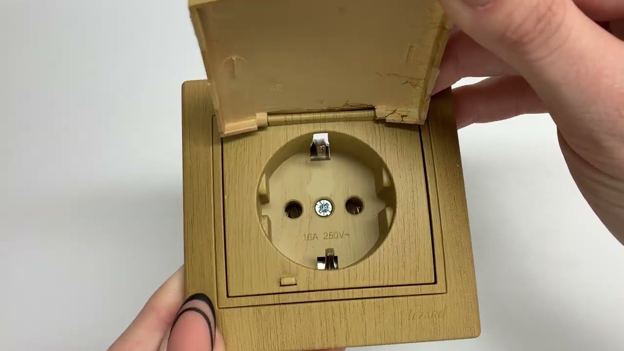 Розетка MIRA одинарная с/з с крышкой дуб классический со вставкой 701-5151-123В