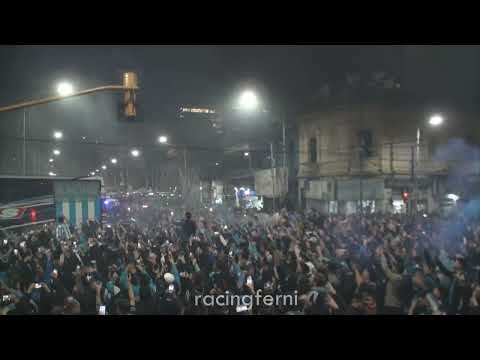 "Avellaneda es de Racing | Recibimiento al micro de los jugadores | Racing 3 - 0 Atlético Nacional" Barra: La Guardia Imperial &bull; Club: Racing Club