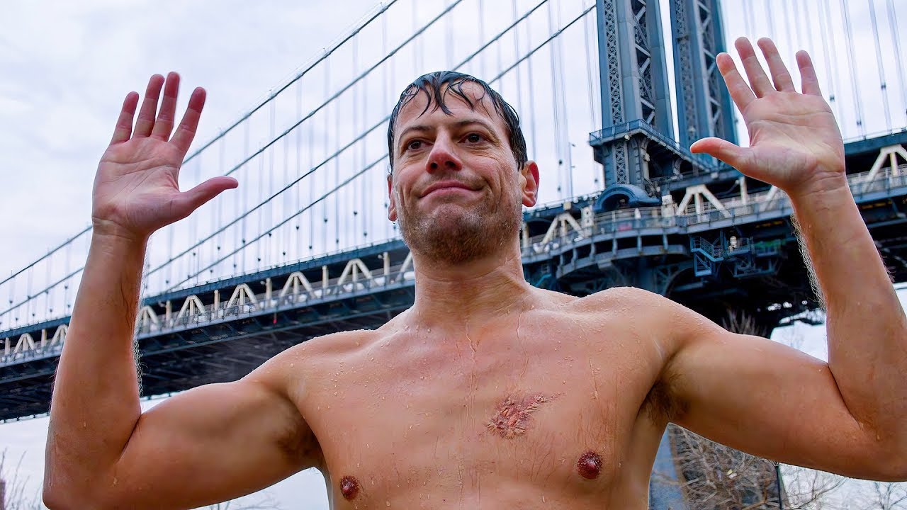 Um homem mortal tem mais de 200 anos e cada vez que tenta morrer, acorda Nu em um rio!