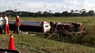 preview picture of video 'Accidente tractocamión contra la malla de la base aerea de Apiay Villavicencio'