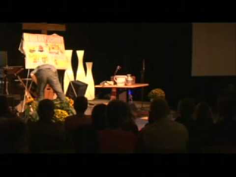 Matthijs Vlaardingerbroek toont een goocheltruc met een waterkan over Gods oneindige liefde