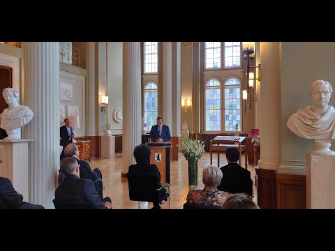 Lea Rosh erhält das Verdienstkreuz 1. Klasse des Verdienstorderns der Bundesrepublik Deutschland