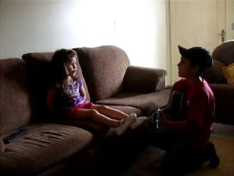 Tiago e a carol cantando kuduro.