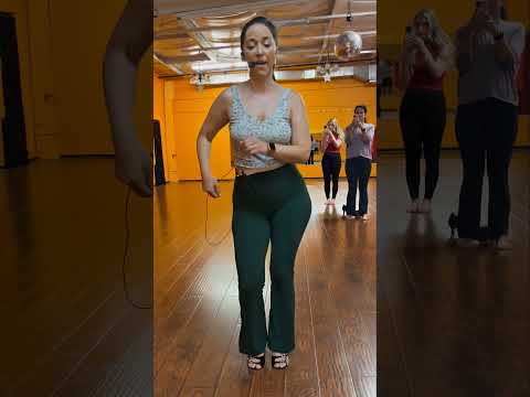 Hüftübung im Basic Step mit Musik | 🎁 Salsa Elegance: Der ultimative Styling-Plan für Damen