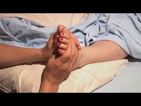 HOW TO GIVE A FOOT MASSAGE DURING PREGNANCY.TUTORAL