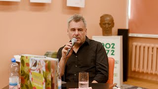 Rozmowa między regałami – Piotr Banach w Bibliotece
