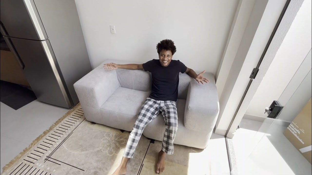 Sofá 2 lugares para uma sala pequena. Veja meu review do sofá que eu escolhi!