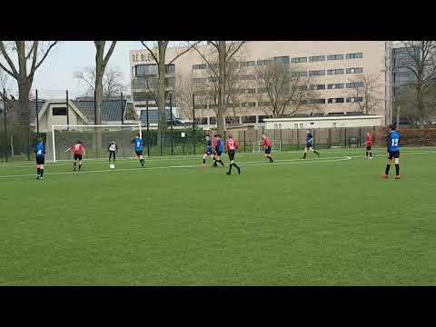 De rechtsbuiten van VVIJ gaat buitenom en scoort in de verre hoek. 1-4.