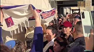 תיעוד העימות - צילום: הקרן למורשת הכותל המערבי (חדשות ערוץ 7) - התמונה מוצגת ישירות מתוך אתר האינטרנט יוטיוב. זכויות היוצרים בתמונה שייכות ליוצרה. קישור קרדיט למקור התוכן נמצא בתוך דף הסרטון