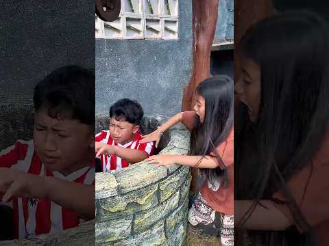 Adik Ketawain Kakak Masuk Sumur, Padahal Ambil Sandalnya 🤣😂