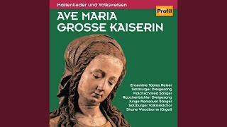 Sie tragt an goldnen Mantel