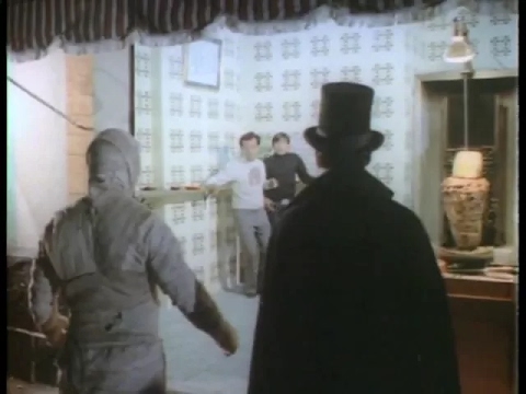 Capulina vs los Monstruos - Capulina espanta con su aliento.