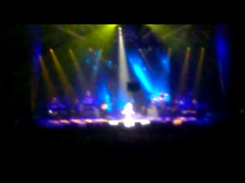 Dolly Parton covers the beatles help, live @ Liverpool Echo Arena, Wednesday, 31 Aug 2011