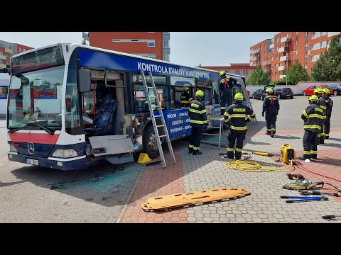 Mladá Boleslav: Profesionální hasiči nacvičovali vyprošťování osob z autobusu MHD