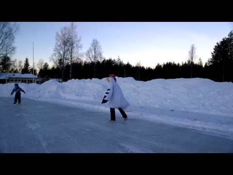 Vaalan oma maskotti Valentino-lokki luistelukoulussa. Mitä ihmettä?