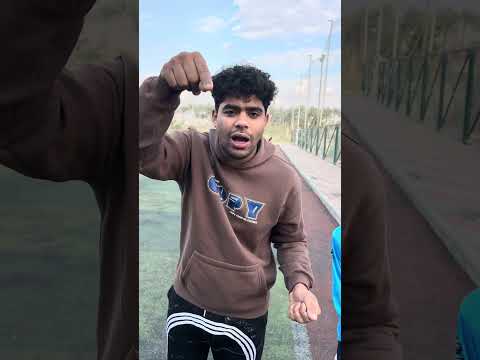 ‏مين لاعب الكورة اللي يعرف اللي أنا ماسكة في إيدي ده داخل ملعب كرة القدم