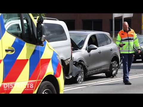 Twee gewonden nadat auto zonder banden achterop taxibusje klapt Kruithuisweg / N470 Delft