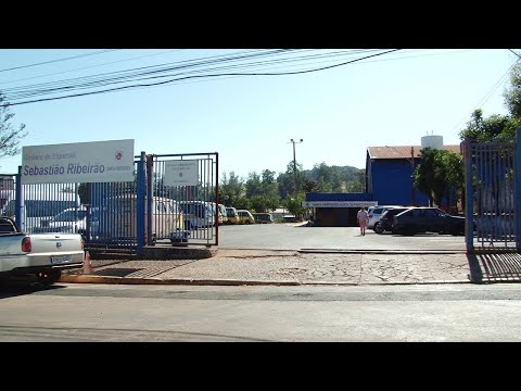 Caminhão perde o controle e tomba em rodovia de Pradópolis