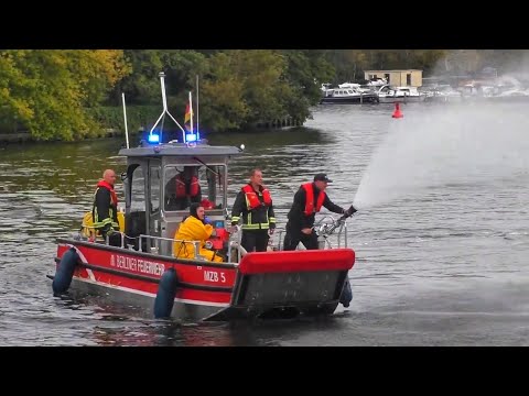 [Person im Wasser + Löschangriff 🚤🚨] MZB-5400/5 (+Horn) || Berliner Feuerwehr 》Vorführung am TdoT