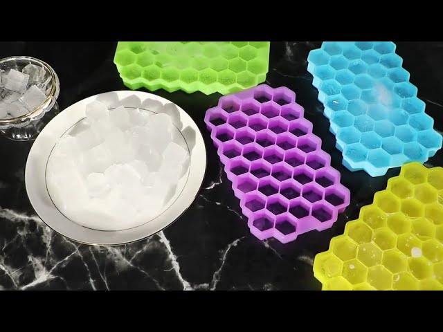 Vídeo relacionado con 2 Piezas Cubitera Silicona, Cubiteras Para Hielo Grande & Molde Hielo Redondo con Embudo, Liberación Fácil, Sin BPA Reutilizables Ice Cube Tray para Whisky, Cócteles