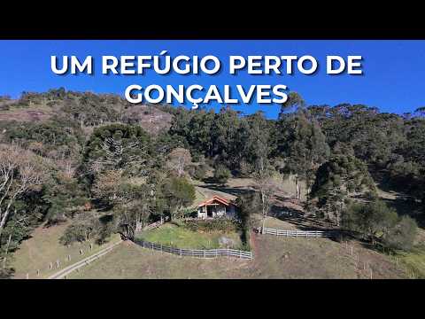 Essa cabana fica a apenas 14 km de Gonçalves e é um refúgio na natureza!