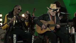 Willie Nelson &amp; Snoop Dogg - Roll Me Up and Smoke Me When I Die (Willie Nelson 90 Hollywood Bowl)