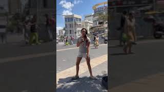 קצת מהקסם שקורה בתל אביב #אבא BenZur  #תלאביב #זמר #זמררחוב (היוצר אליסף עמר) - התמונה מוצגת ישירות מתוך אתר האינטרנט יוטיוב. זכויות היוצרים בתמונה שייכות ליוצרה. קישור קרדיט למקור התוכן נמצא בתוך דף הסרטון