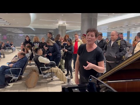 Anëtarët e Filarmonisë së Kosovës këndojnë në aeroportin italian