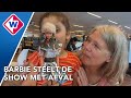 Kinderen steken Barbie in een bruidsjurk van bonnetjes