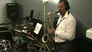 Mimmo Valente suona il sassofono tenore nello studio di Vanni Stefanini