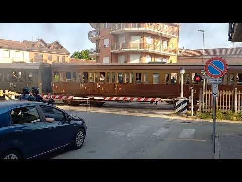 Passaggio a livello Neive (CN) treno a vapore - Level crossing steam train