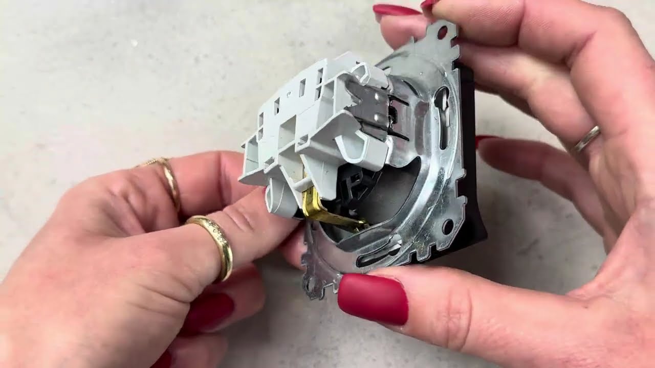 Розетка одинарна з/з зі шторками і кришкою SCHNEIDER Sedna Design чорний SDD114024