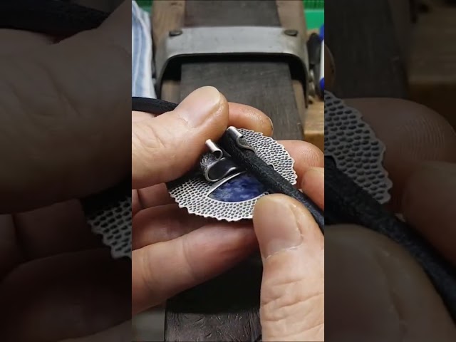 Vídeo relacionado con PIDAK Collar Bolo Tie del agente detective armado - Ajustable - Resina - Color Azul - Cosplay, XL, Metal, No es una piedra preciosa