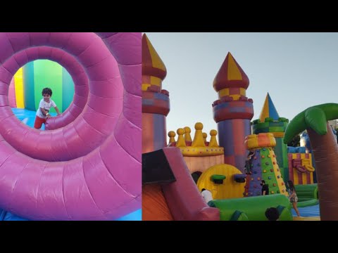 Diversão no castelo inflável gigante!