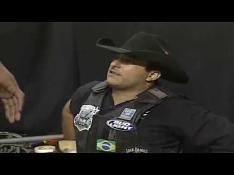 Zorro bucks Allan Moraes - 06 PBR Finals