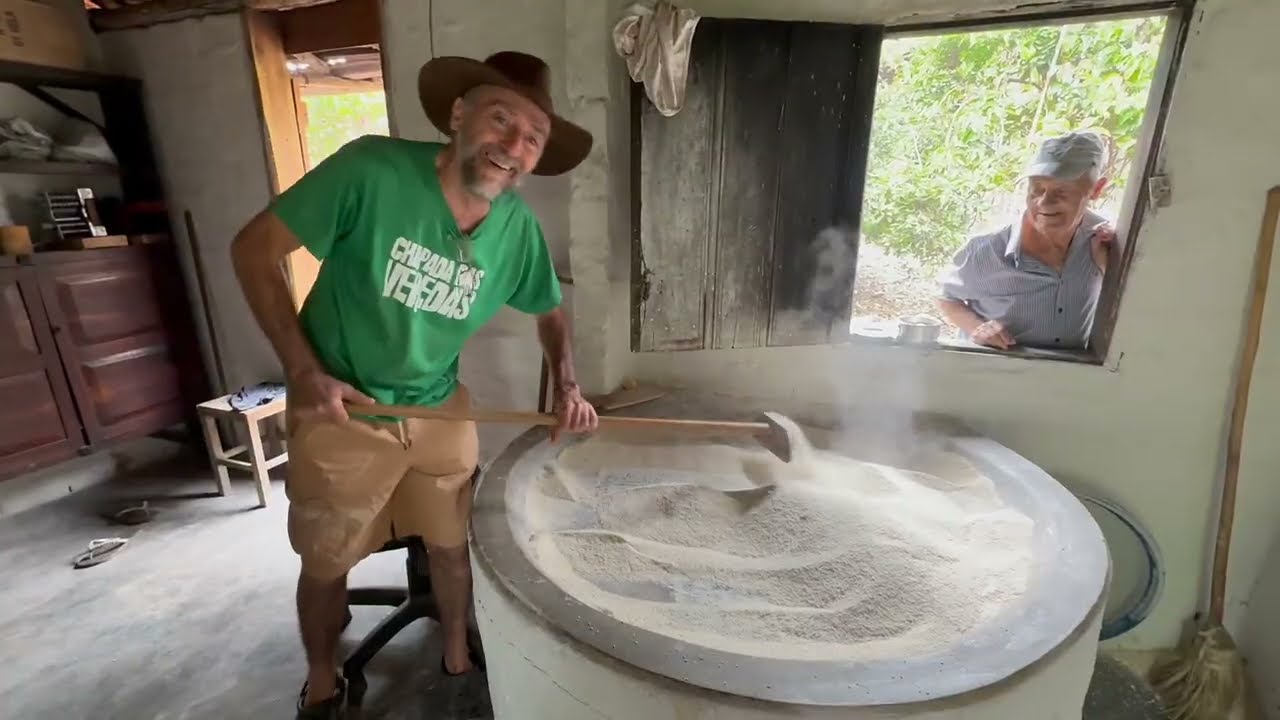 TORRANDO A FARINHA DE MANDIOCA - MENDONÇA MG