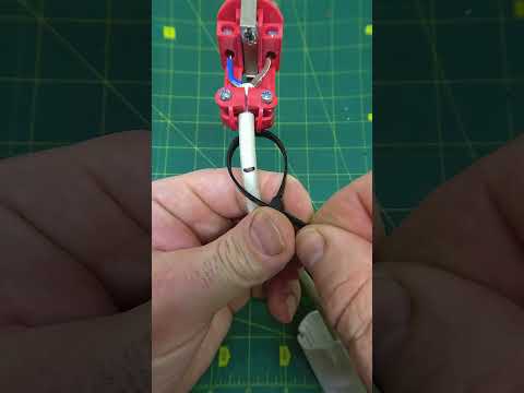 Einfacher Trick: So befestigst du ein Kabel im Stecker, wenn es kaputt ist