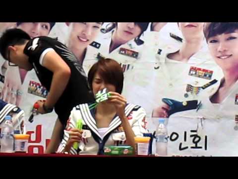 [FANCAM]120806 LEDapple Busan Fansign - kyumin playing with bubble
