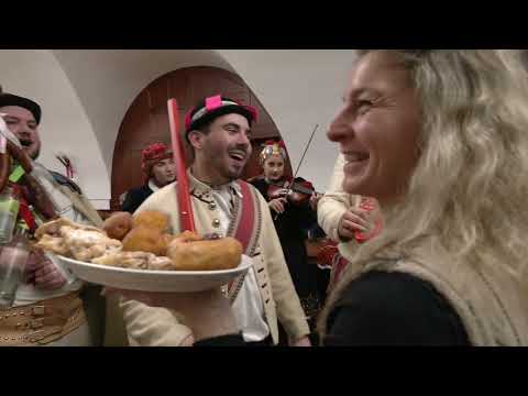 STRÁNÍ-FAŠANK 2024-Chasy s gazdy se vrací z obchůzky po dědině na Zámeček (2.)