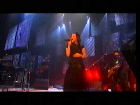 JENNI VARTIAINEN - KIRKOSSA