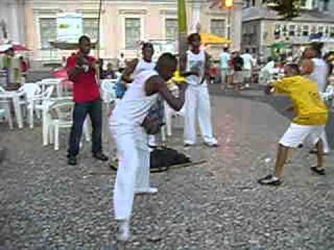 Ivo jogando capoeira