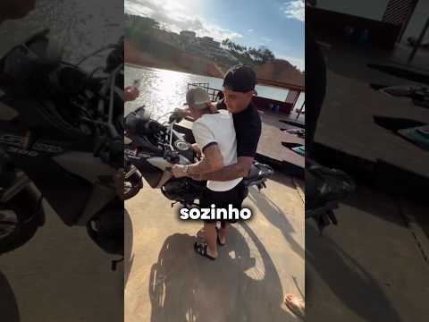 Ele abandonou o amigo para andar de moto