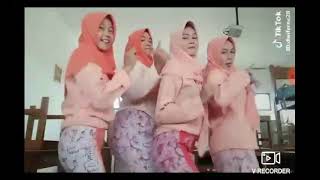 Download lagu Goyang pake Sarung Batik no musik mp3 Download lagu Goyang pake Sarung Batik no musik mp3
