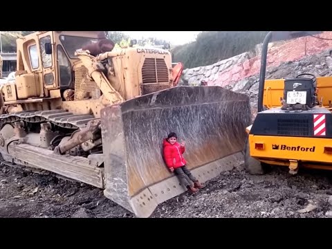 VIDEO for CHILDREN | HUGE MEGA CONSTRUCTION MACHINES CATERPILLAR REALES BIG CAT