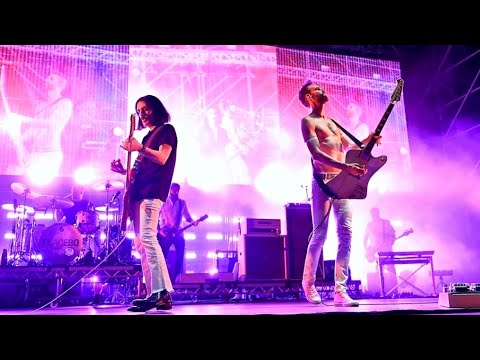 Videoclip de Surrounded By Spies (Live In Europe 2023) — Placebo