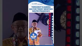 Momen Mayor Teddy Tertangkap Kamera Sibuk Briefing Sekpri Prabowo di Puncak Hari Guru Nasional 2024