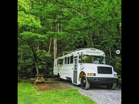 Çifti shndërron autobusin e vjetër në një super shtëpi luksoze