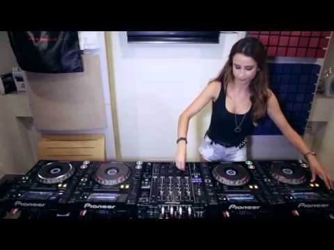 Juicy M showing how to mix 1