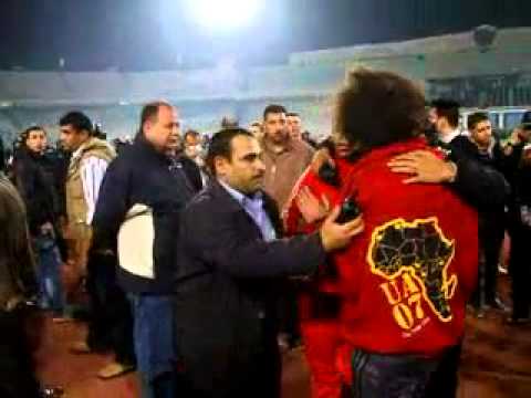 اشتباكات في استاد القاهرة بين مشجعي الأهلي والشرطة