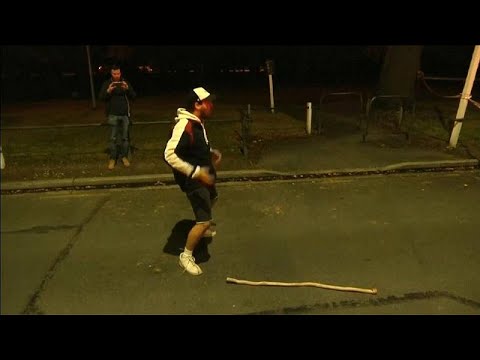 شاهد رجل يؤدي رقصة الحرب لسكان نيوزيلندا الأصليين في موقع مجزرة المسجدين…